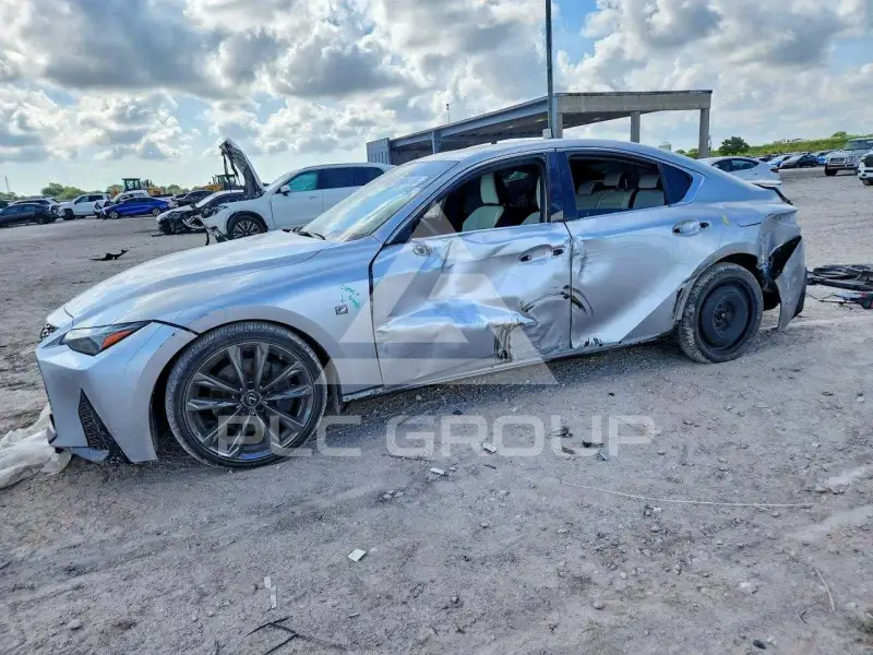 2021 Lexus IS photo
