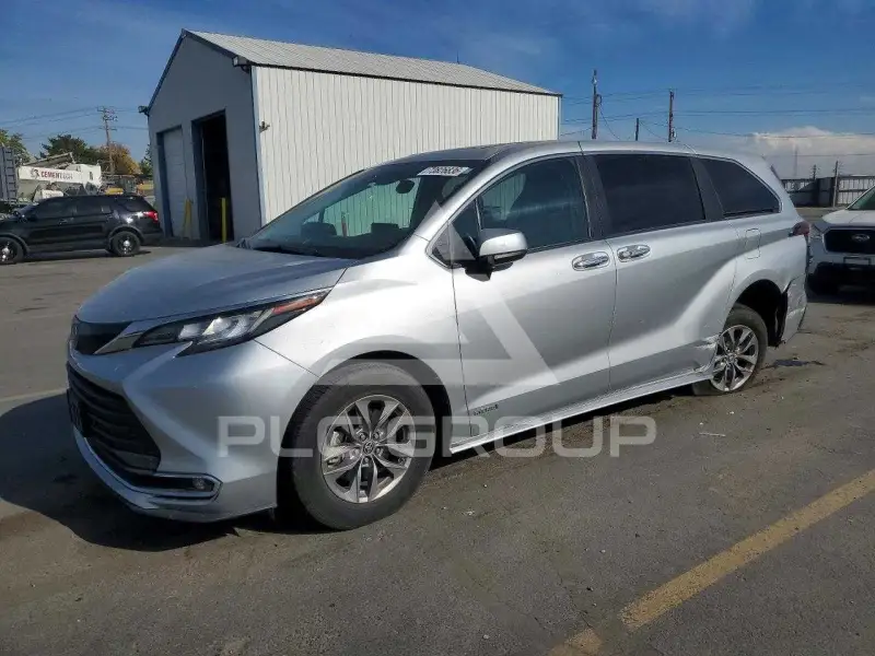 2021 Toyota SIENNA фото