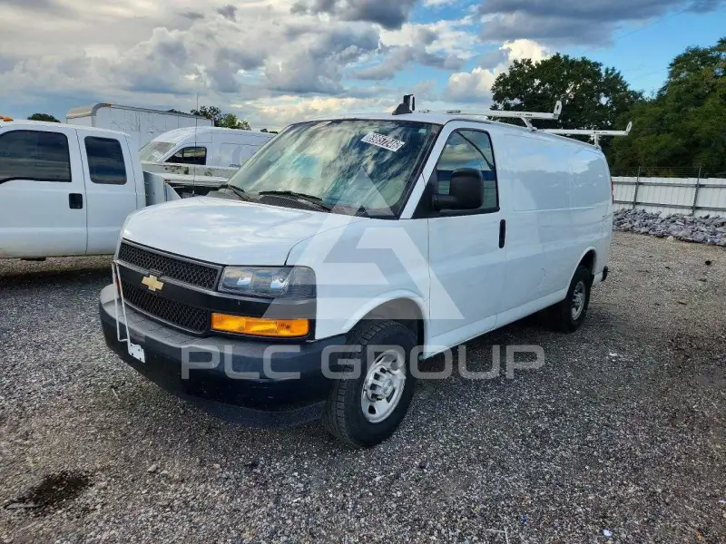 2022 Chevrolet Express фото