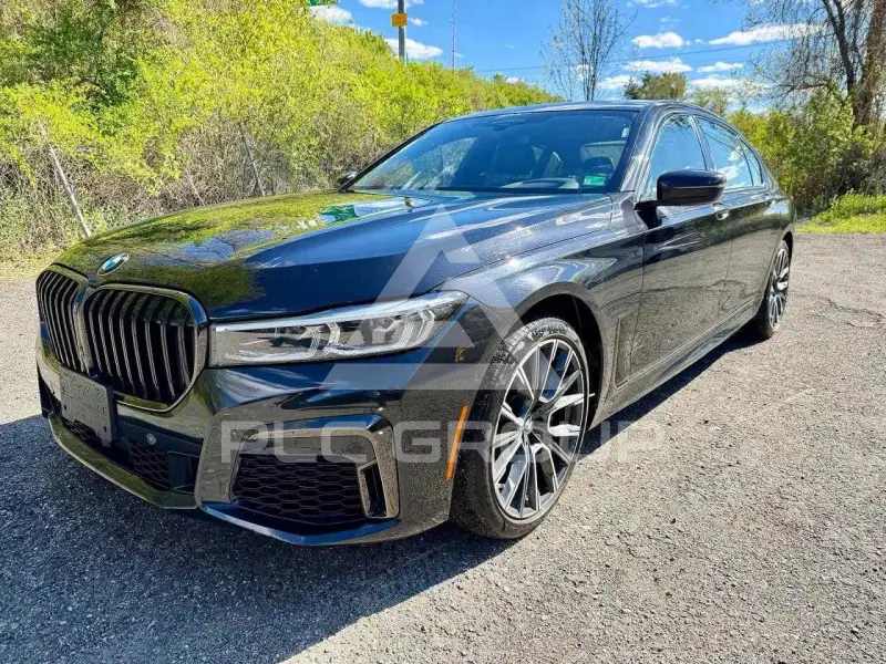 2022 BMW 740 фото