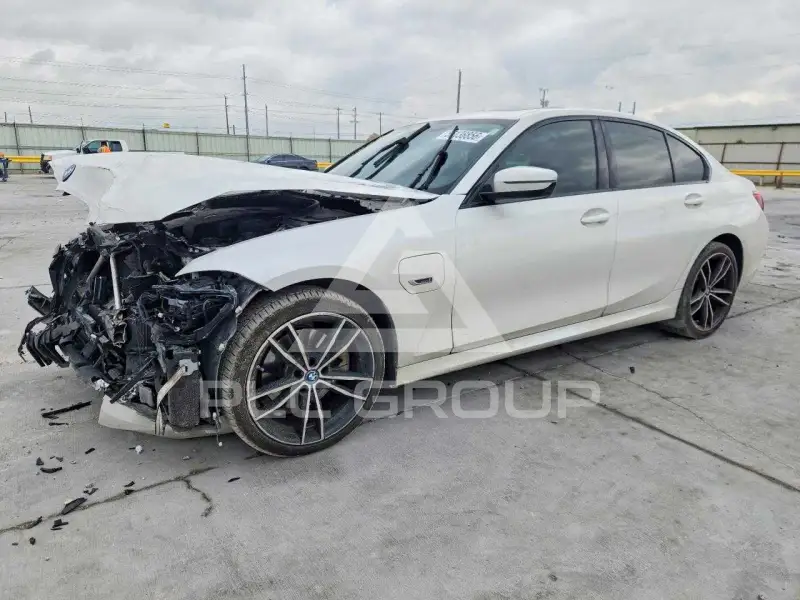 2022 BMW 330 фото