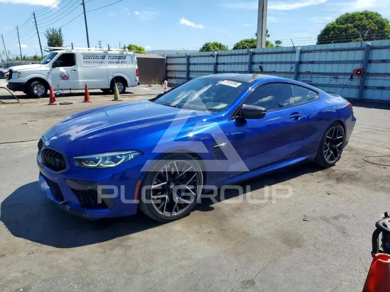 2022 BMW M8 фото
