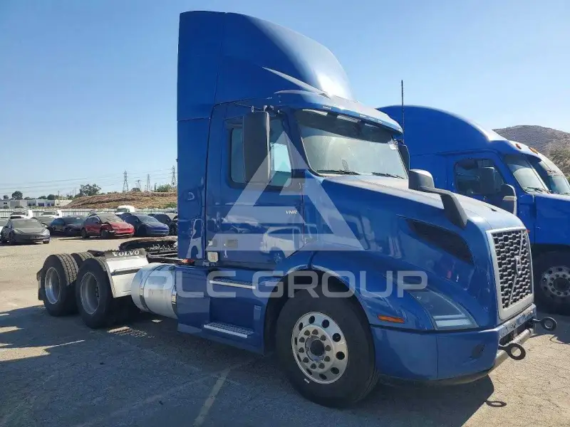 2022 Volvo VNR фото