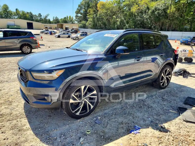 2022 Volvo XC40 фото