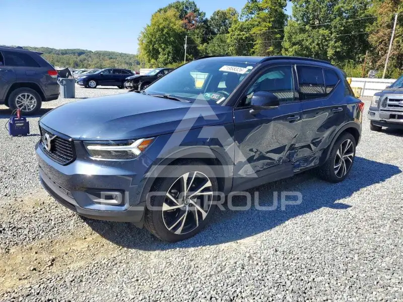 2022 Volvo XC40 фото