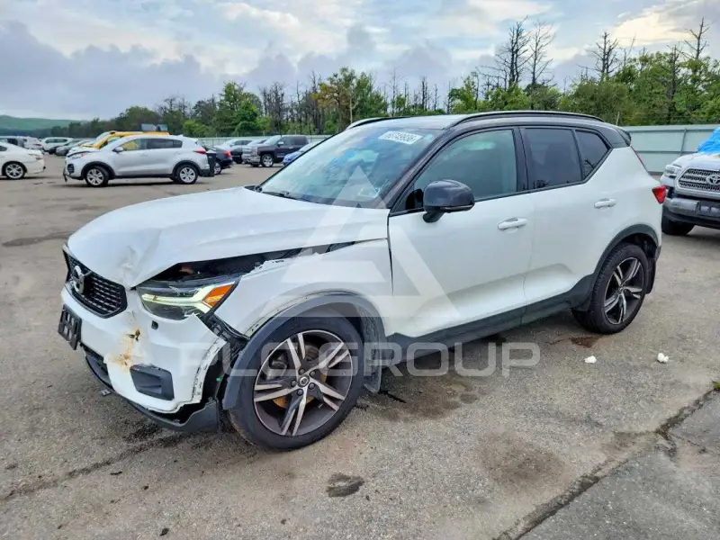 2022 Volvo XC40 фото