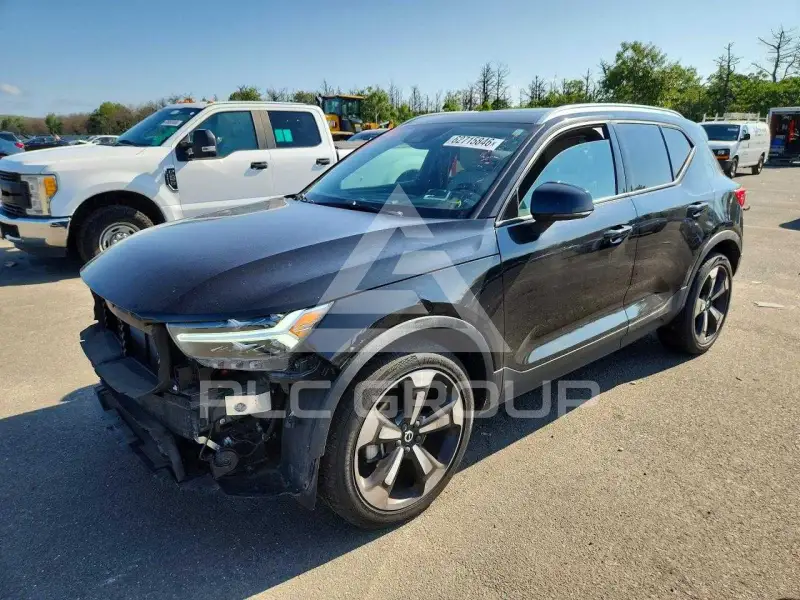 2022 Volvo XC40 фото