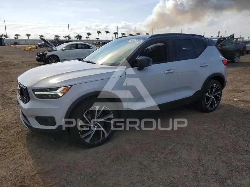 2022 Volvo XC40 фото
