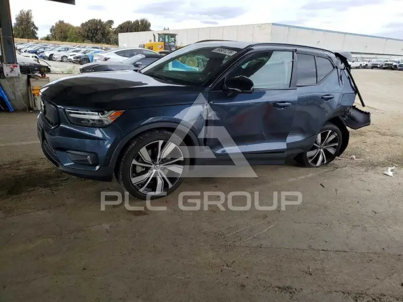 2022 Volvo XC40 фото