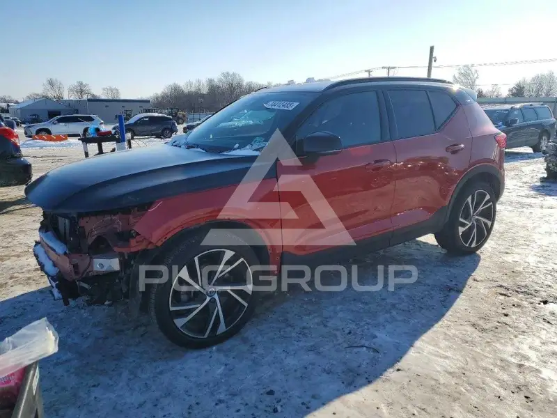 2022 Volvo XC40 фото