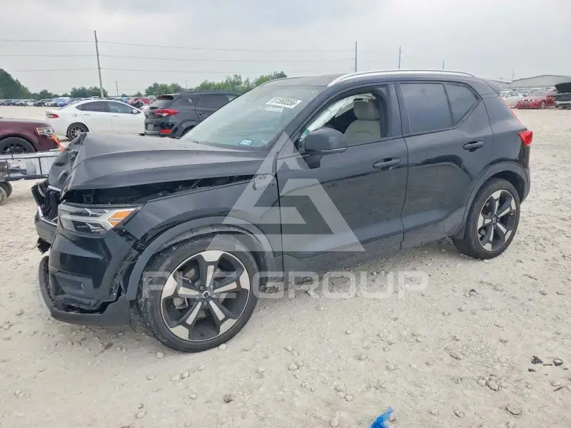 2022 Volvo XC40 фото