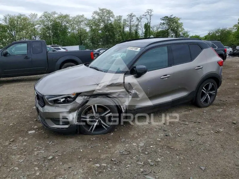 2022 Volvo XC40 фото