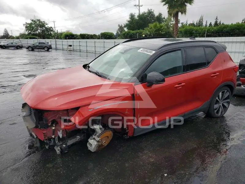2022 Volvo XC40 фото