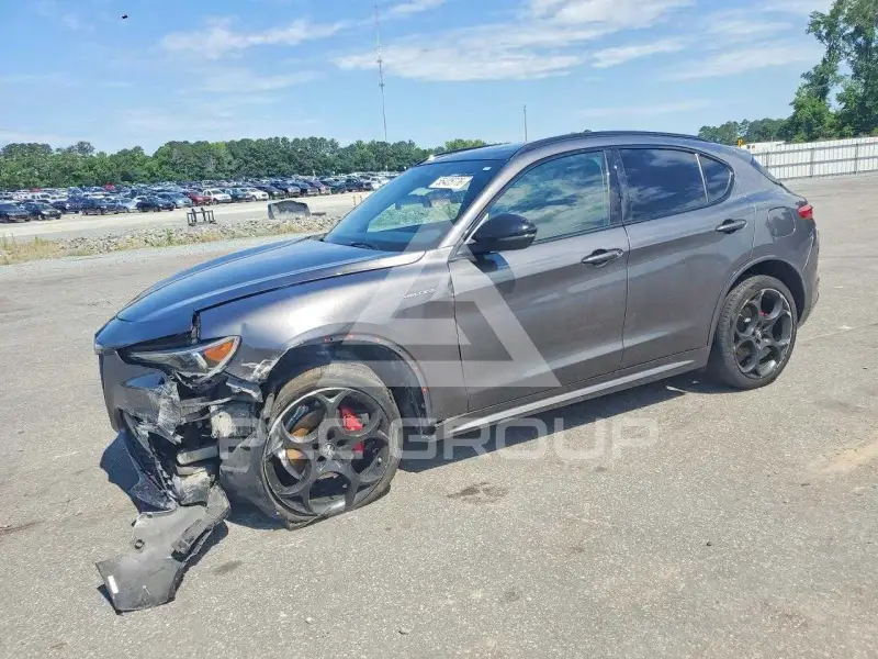 2022 Alfa Romeo Stelvio photo