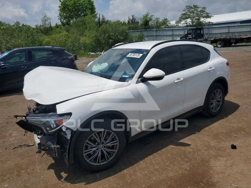 2022 Alfa Romeo Stelvio photo