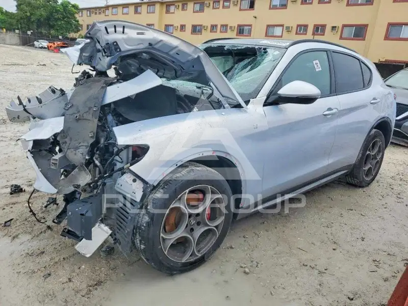 2022 Alfa Romeo Stelvio photo