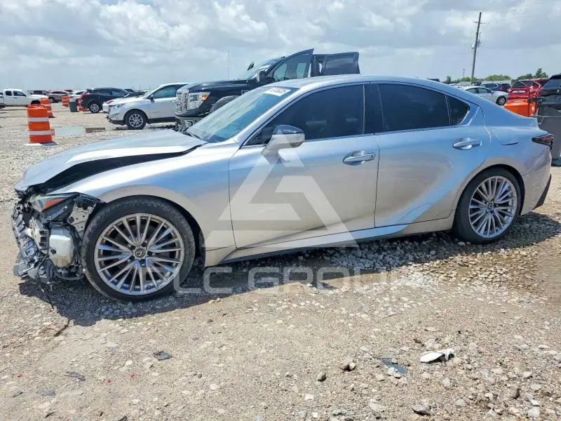 2022 Lexus IS photo