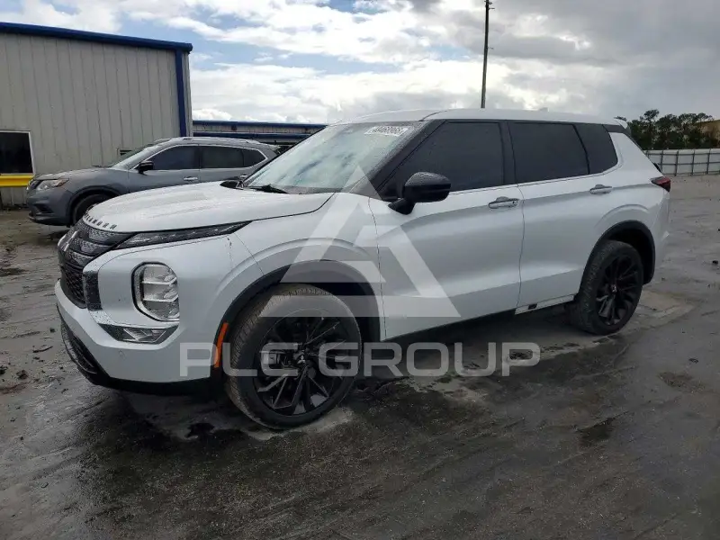 2023 Mitsubishi OUTLANDER photo