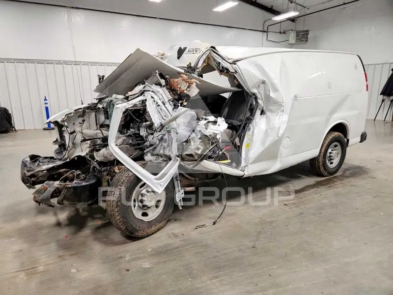 2023 Chevrolet Express фото