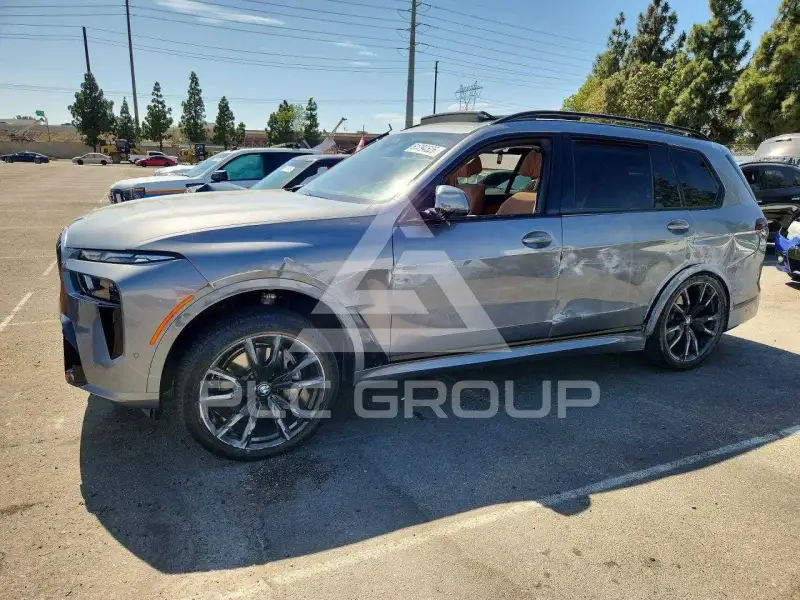 2023 BMW X7 фото