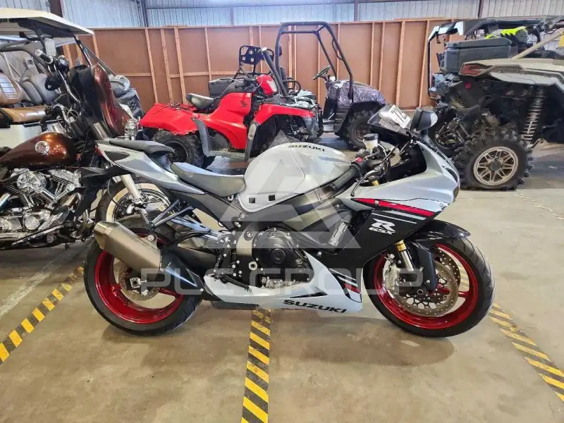 2023 Suzuki GSX-R750 photo