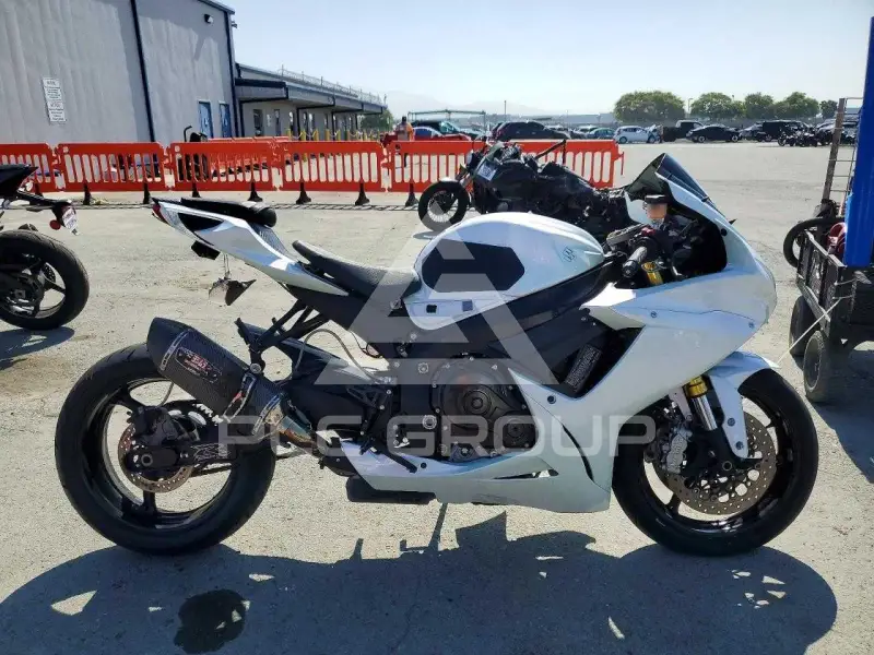 2023 Suzuki GSX-R750 фото