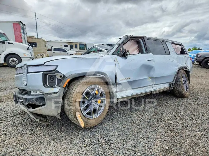 2023 Rivian R1S фото