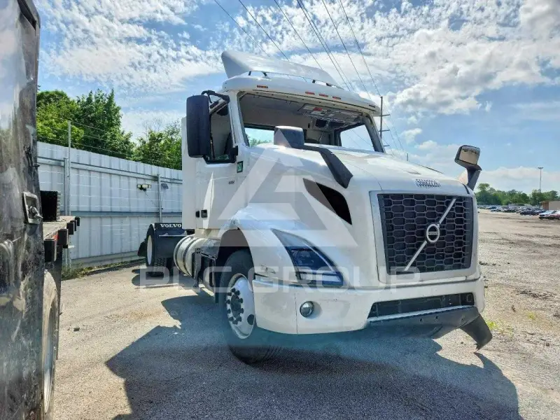 2023 Volvo VNR фото