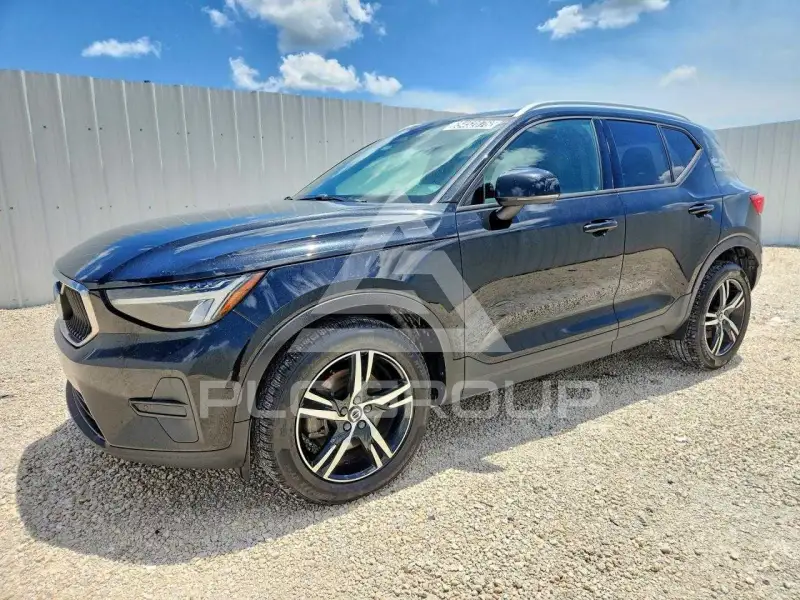 2023 Volvo XC40 фото