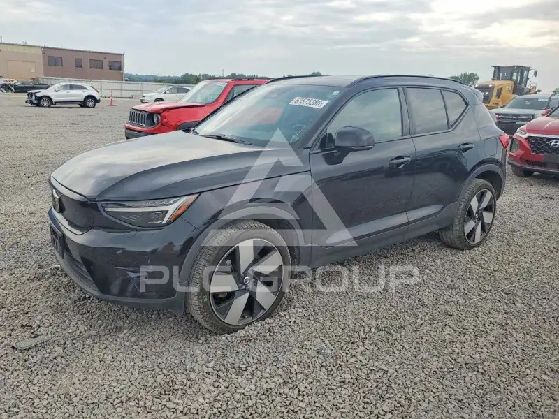 2023 Volvo XC40 фото