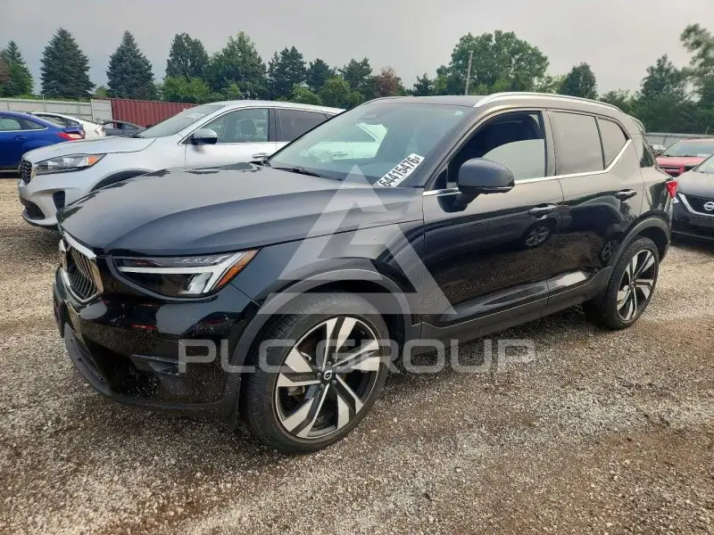 2023 Volvo XC40 фото