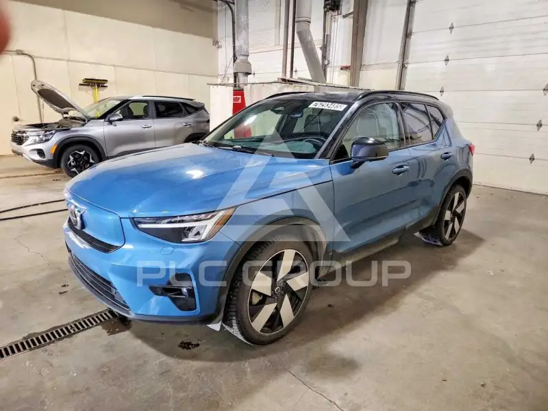 2023 Volvo XC40 фото
