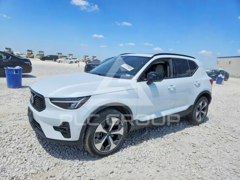 2023 Volvo XC40 фото