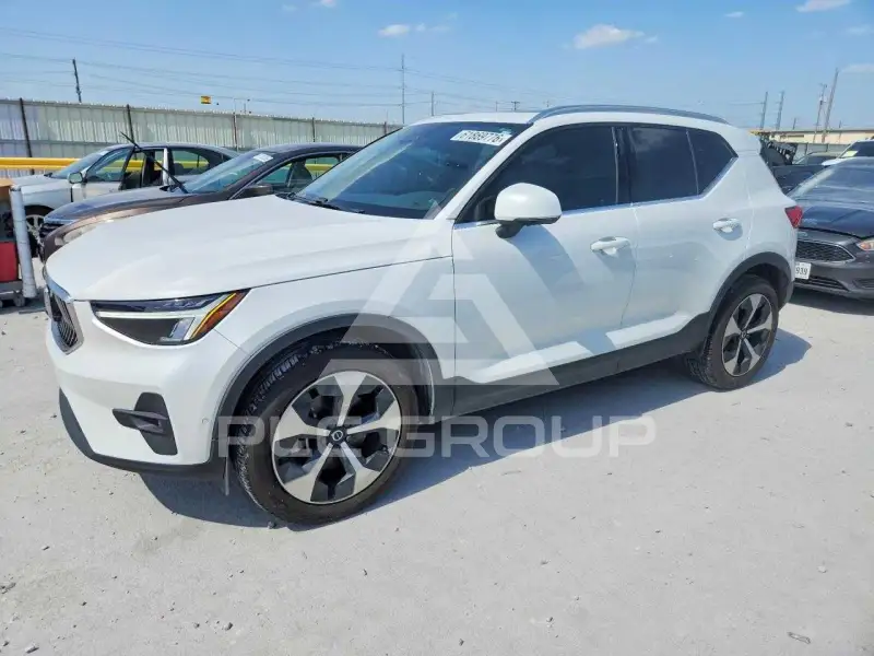 2023 Volvo XC40 фото
