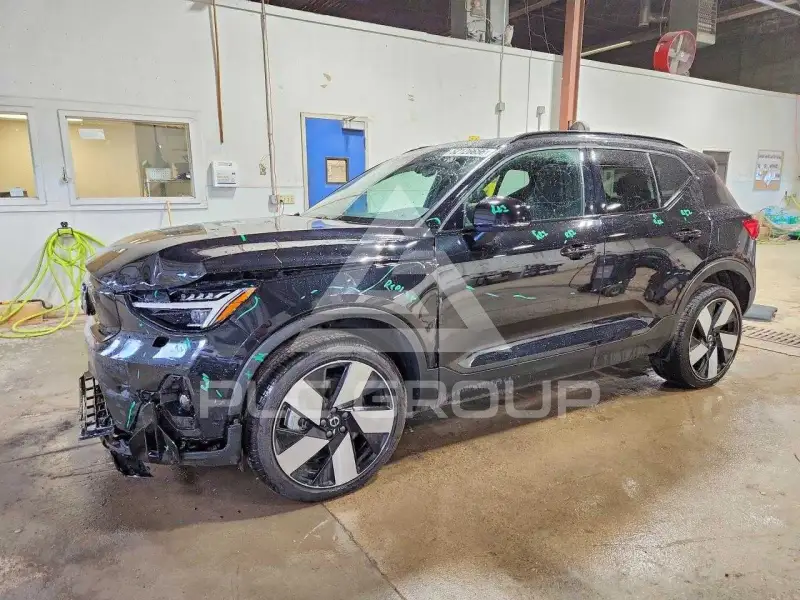 2023 Volvo XC40 фото