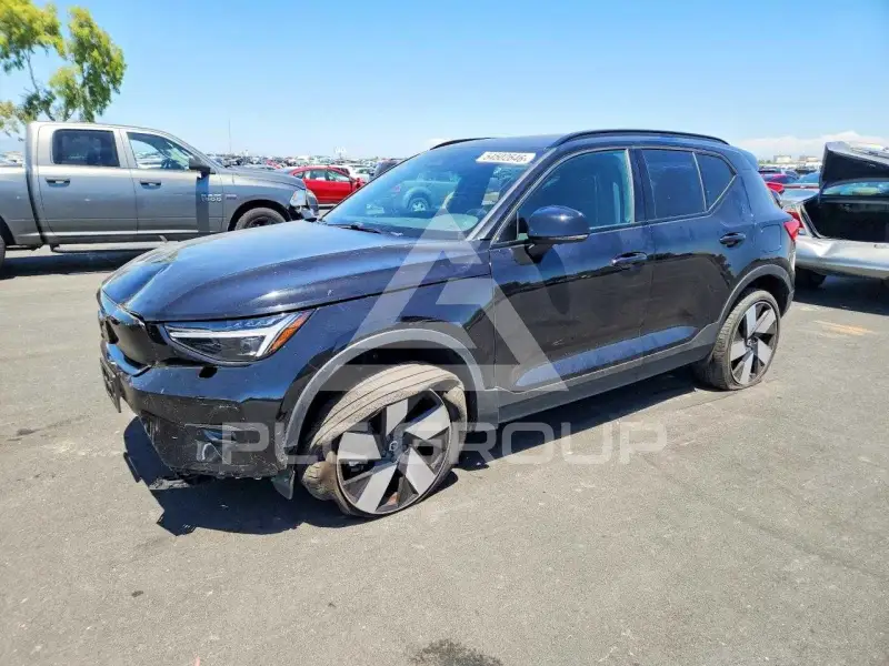 2023 Volvo XC40 фото
