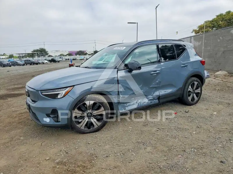 2023 Volvo XC40 photo