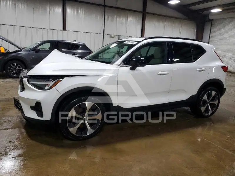 2023 Volvo XC40 фото