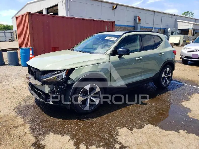 2023 Volvo XC40 фото