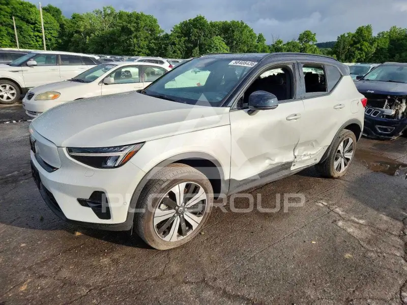 2023 Volvo XC40 photo