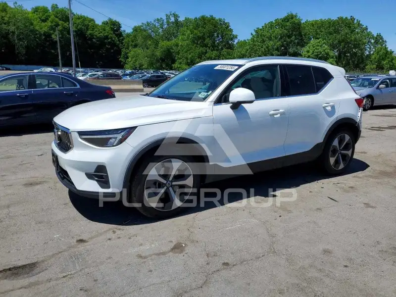 2023 Volvo XC40 photo