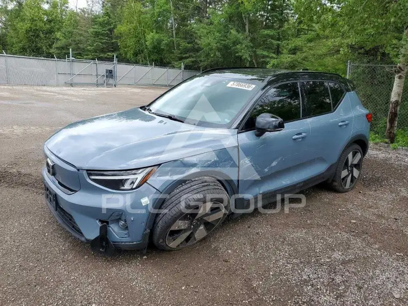 2023 Volvo XC40 фото