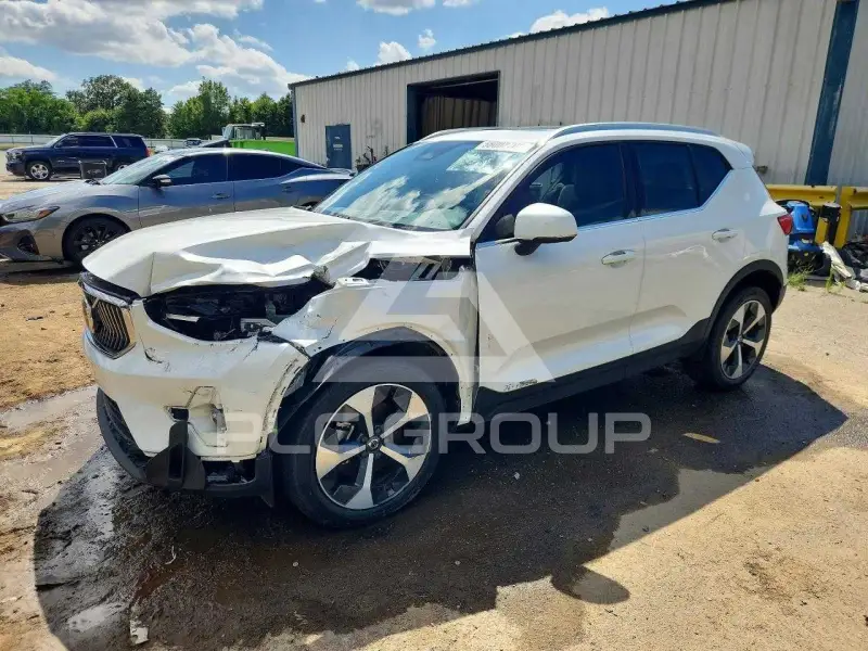 2023 Volvo XC40 фото