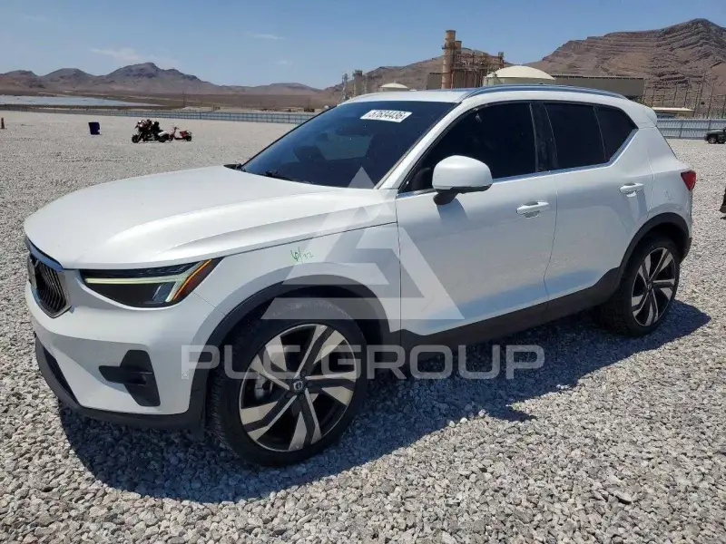 2023 Volvo XC40 фото
