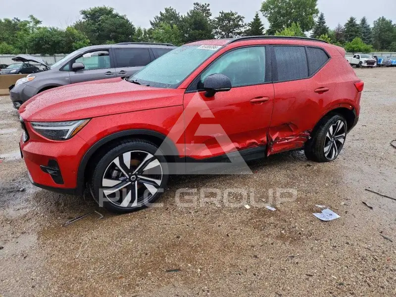 2023 Volvo XC40 фото