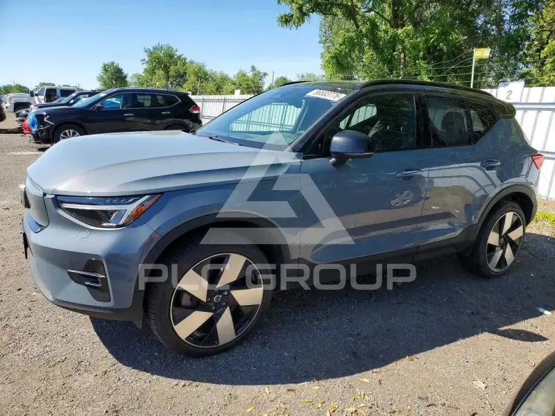 2023 Volvo XC40 фото