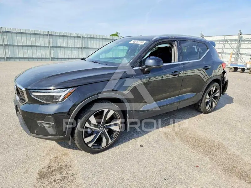 2023 Volvo XC40 фото