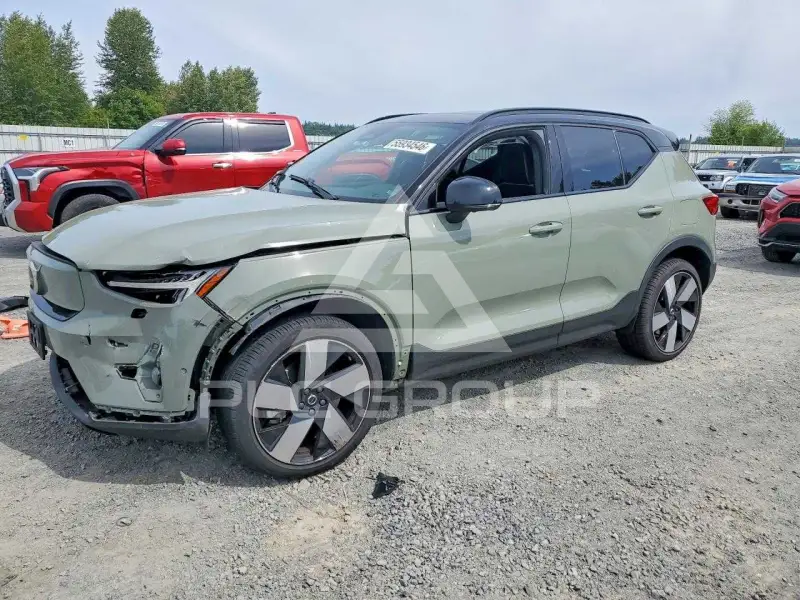 2023 Volvo XC40 фото
