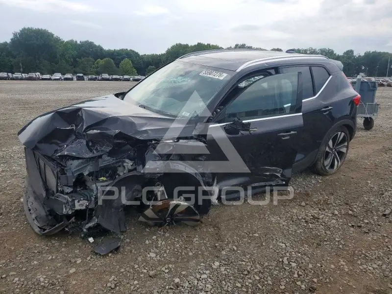 2023 Volvo XC40 фото