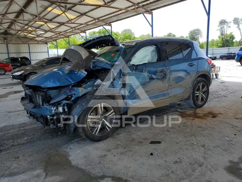 2023 Volvo XC40 фото